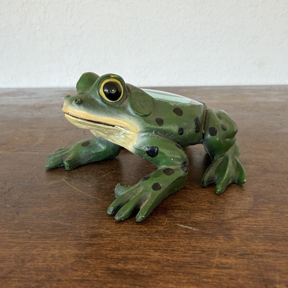 Vintage Resin Frog Office Paperweight Built In‎ Magnifying Glass